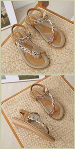 Vista macro de sandalias bohemias con cuentas de colores, pedrería y correas elásticas de talón