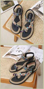 Detalle de sandalias planas con cuentas y diamantes de imitación con correa elástica