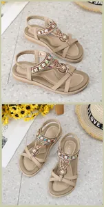 Détail de sandales plates bohèmes avec perles colorées et ornements floraux métalliques