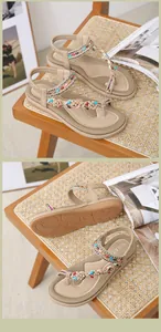 Detalle de sandalias bohemias con pedrería y suela de goma antideslizante