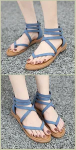 Detalle de sandalias romanas de ante gris azulado con tiras cruzadas y hebillas
