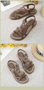 Détails des sandales bohèmes avec des perles colorées et des fleurs métalliques