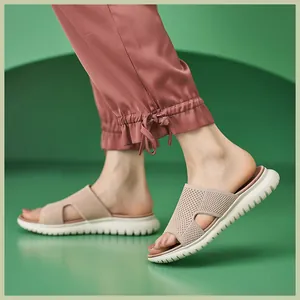 Detail von beigen Fly-Knit Mesh Sandalen mit dicken rutschfesten weißen Plateausohlen