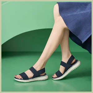 Nahaufnahme von dunkelblauen Stricksandalen mit weißer rutschfester Sohle