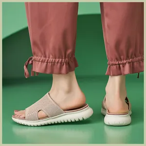 Detail der atmungsaktiven Strick-Keilsandalen mit dicker MD-Sohle für Damen in Beige