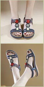 Dettaglio di sandali con zeppa boho con cinturini intrecciati e perline colorate