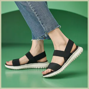 Seitenansicht bequemer Damen-Sandalen mit schwarzen Elastikbändern und dicker weißer Sohle