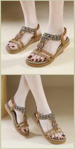 Detailaufnahme der Boho-Sandalen mit aufwendigen Perlenstickereien und Herzornamenten