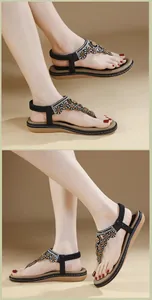 Detailansicht flacher Damen-Sandalen mit funkelnden Strasssteinen und floralen Perlenverzierung