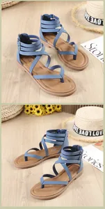 Detalle de sandalias gladiador azul oscuro con tiras cruzadas y cremallera trasera