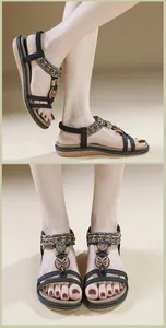 Detailansicht der Bohemian Sandalen mit ethnischen Perlen und elastischen Riemen