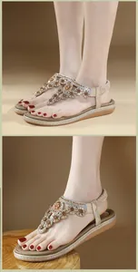 Detailansicht der Boho-Sandalen mit Sonnenblumen-Strass-Stegen und elastischer Ferse