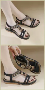 Detailansicht der ethnischen Perlensandalen mit flacher Sohle und Fersenriemen