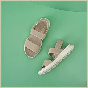 Detailansicht der Damen Sport-Sandalen mit dicker Gummisohle und elastischen Riemen