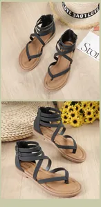 Detalle de sandalias romanas negras con tiras cruzadas y cremallera en el talón