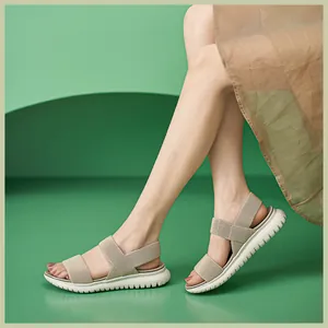 Seitenansicht der beigefarbenen Web-Sandalen mit dicker weißer Sägezahn-MD-Laufsohle