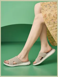 Nahaufnahme aprikosenfarbener atmungsaktiver Mesh-Sandalen mit Plateausohle am Fuß