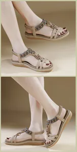 Detailansicht der flachen Boho-Sandalen mit bunten Perlen und Metall-Schmetterling-Anhängern