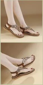 Detail der flachen Flip-Flop-Sandalen mit aufwendiger Strass-Perlenstickerei und Fersenband