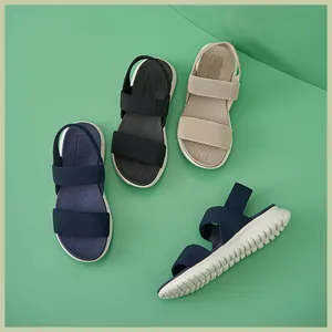 Detail von vierfarbigen Sport-Sandalen mit dicker MD-Sohle und elastischen Webriemen