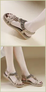 Nahaufnahme von Bohemian Sandalen mit bunten Perlen und Metall-Schmetterling-Anhängern