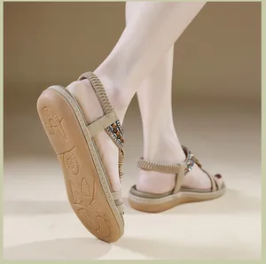 Detailansicht der Khaki-Sandalen mit Perlenverzierung und elastischem Fersenriemen