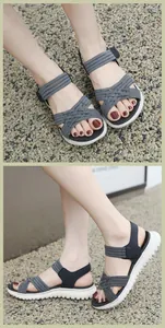 Detail van geweven elastische banden en dikke antislip rubberen zool op dames sportsandalen