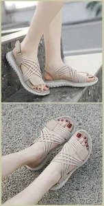 Gros plan de sandales de sport beiges avec semelle épaisse ondulée et bride velcro réglable