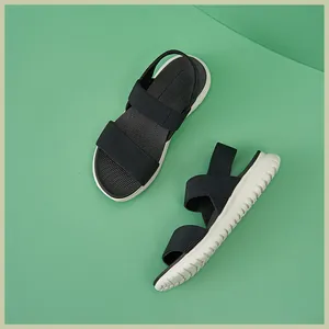 Detailansicht der Damen Sport-Sandalen mit schwarzen Elastikbändern und dicker MD-Sohle