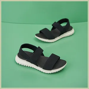 Detailsicht der schwarzen Stoffriemen und weißen MD-Sohle der sportlichen Sandalen
