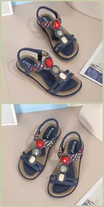 Dettaglio di sandali bassi blu navy con pietre preziose colorate e cinturini elastici