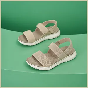 Detailansicht beige Sportsandalen mit elastischen Strickriemen und dicker weißer Sohle