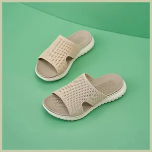 Draufsicht auf beige Strick-Keilsandalen mit rutschfestem Fußbett und weißer Plateausohle