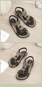 Detail von böhmischen flachen Sandalen mit bunten Perlen, Strass und Metallanhängern