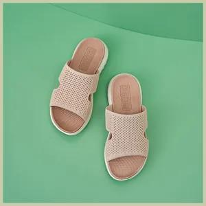 Detailansicht der atmungsaktiven Mesh-Strick-Sandalen in Rosa mit SIKETU-Fußbett
