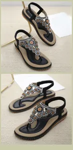 Detail von böhmischen T-Riemen Sandalen mit silbernen Strasssteinen und Perlenverzierung