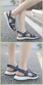 Détail de sandales de sport bleu-gris avec brides tissées et semelle en caoutchouc crantée