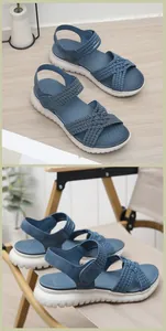 Detail van blauwe geweven sandalen met elastische hielbanden en witte golfplatformzolen