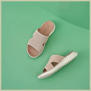 Nahaufnahme des atmungsaktiven Webriemens und der rutschfesten Gummisohle der Damen-Sandalen