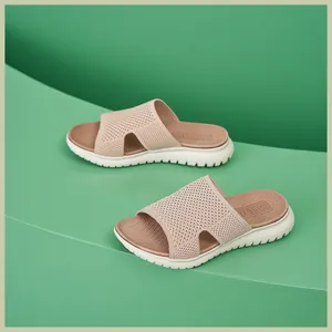 Detailansicht der pinkfarbenen Mesh-Knit Damen-Sandalen mit bequemer weißer klobiger Gummisohle