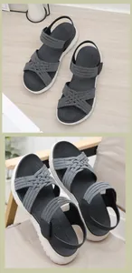 Detailopname van de zwart-wit gevlochten bandjes en de witte lichtgewicht plateausandalen
