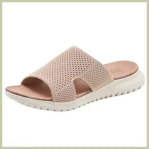 Detailansicht der rosa Strick-Mesh-Pantolette mit dicker weißer gepolsterter Sohle