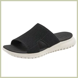 Detailansicht des schwarzen Mesh-Obermaterials und des ergonomischen Fußbetts der Pantolette