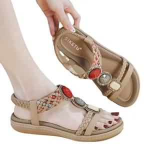 Sandali bassi bohémien kaki con pietre decorative e cinturino elastico tallone