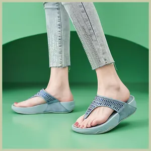 Primer plano de tiras con pedrería azul en estas sandalias con plataforma para mujer