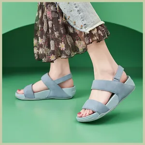 Vista laterale di sandali platform azzurri indossati da una modella con stile