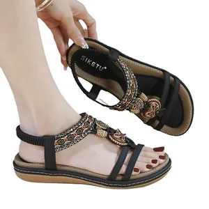 Flache Sandalen im Ethno-Stil mit T-Riemen, Perlenbesatz und elastischem Fersenband