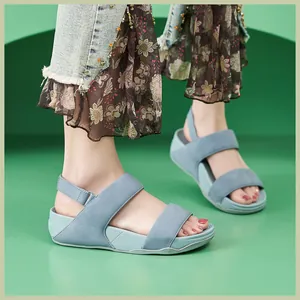 Dettaglio dei sandali platform blu Morandi con cinturino in velcro regolabile da donna