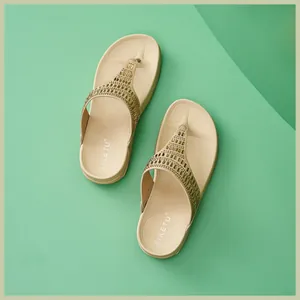 Vista superior de sandalias de cuña beige con pedrería brillante y plantilla ergonómica SIKETU