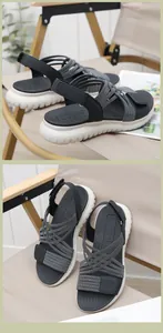 Détail de sandales sport Siketu avec brides élastiques noires et semelle plateforme blanche